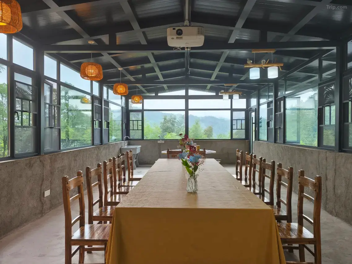 玻璃餐厅与长桌用餐区