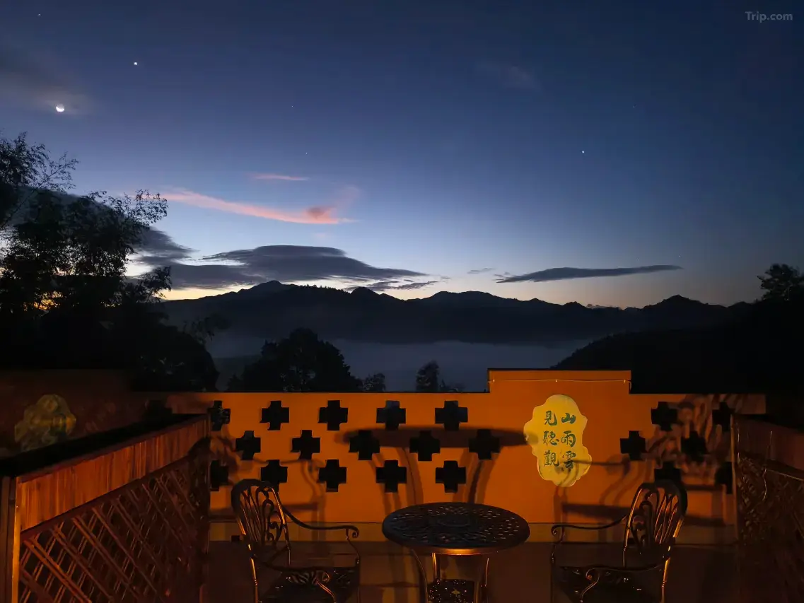 夜晚观景露台上的灯与山色